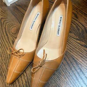 NWT Manolo Blahnik Light Tan Leather Heels 38